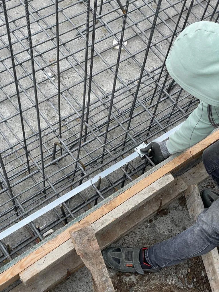 Temel donatısı üzerine yerleştirilen topraklama şeridinin sabitlenmesi